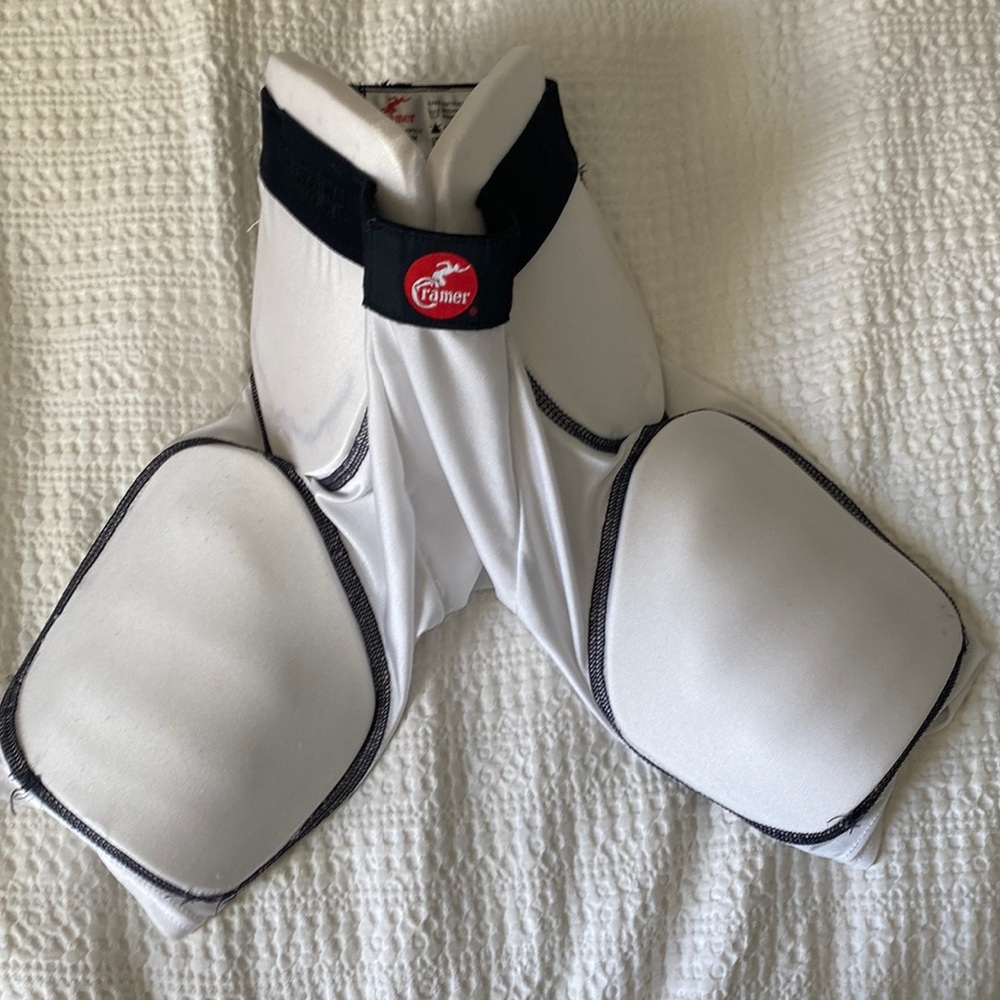 Cramer Youth Football Girdle: 4 pads plus tailbone pad